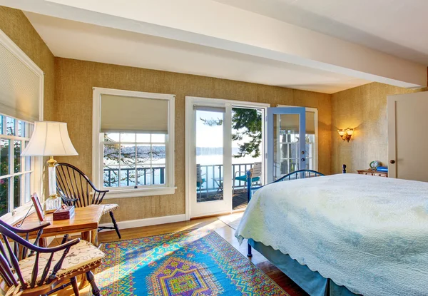 Schlafzimmer mit Hartholzboden und geöffneter Tür zur Aussichtsplattform — Stockfoto