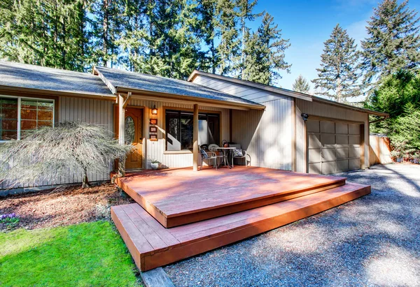 Grey house with wooden trim and gravel walkway. Curb appeal — Stock Photo, Image