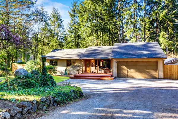 Grey house with wooden trim and gravel walkway. Curb appeal — Stock Photo, Image