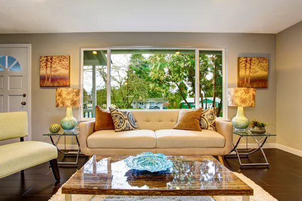 Living room with deep brown hardwood floor and modern furniture — Stock Photo, Image