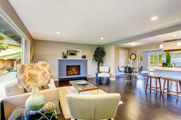 Acogedor salón interior con chimenea y suelo de madera . — Foto de Stock