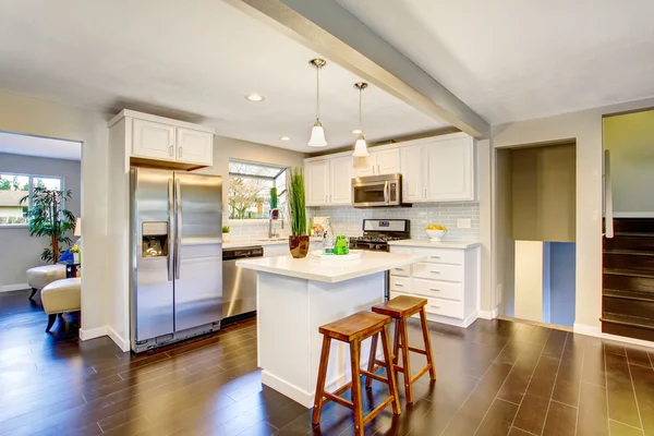 Interior moderno da sala de cozinha com armários brancos, de aço inoxidável — Fotografia de Stock