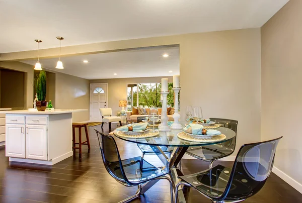 Modernt kök rum interiör med vita skåp, rostfrittstål — Stockfoto