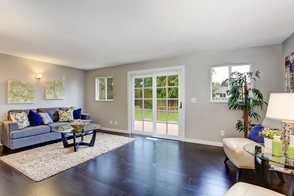 Obývací pokoj s tvrdou dřevěnou podlahou, béžovým kobercem a moderním nábytkem. — Stock fotografie