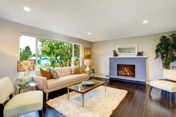 Acogedor salón interior con chimenea y suelo de madera . — Foto de Stock