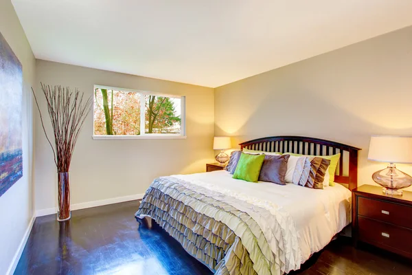 Bej duvarlı yatak odası, parke zemin ve kral yatak — Stok fotoğraf