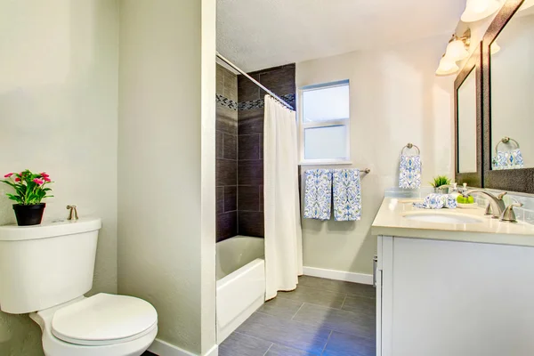 Intérieur de salle de bain simple avec deux lavabos, miroir et sol carrelage — Photo