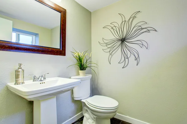 Interior del baño simple con lavabo blanco, espejo e inodoro . —  Fotos de Stock