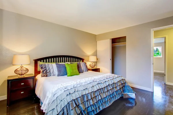 Bedroom with beige walls, hardwood floor and king size bed — Stock Photo, Image