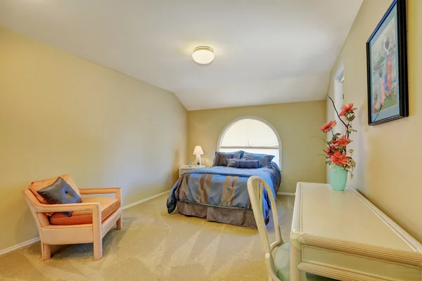 Creamy nada kamar tidur dengan biru dan abu-abu tempat tidur — Stok Foto