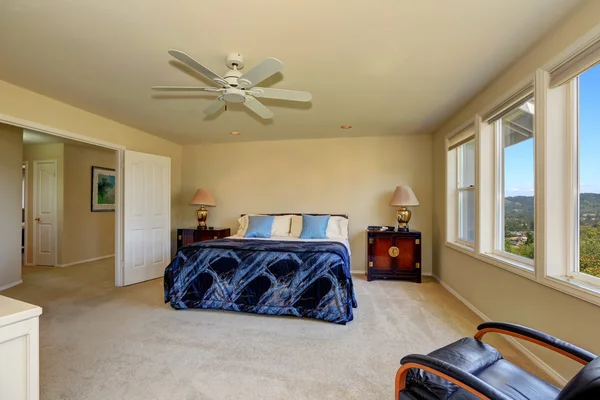 Interior de dormitorio de lujo en tonos cremosos — Foto de Stock