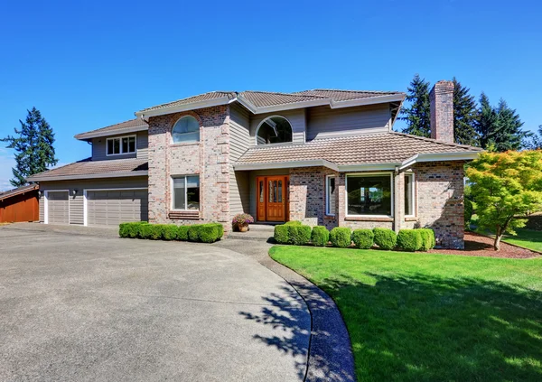 Luxury Brick house with beautiful curb appeal — Stock Photo, Image