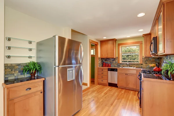 Light brown kitchen cabinetry and brick tile back splash trim — Stock Photo, Image