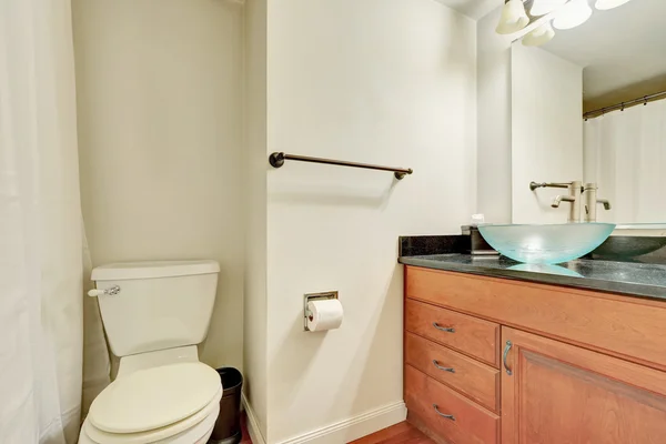 Белый интерьер ванной комнаты с деревянной тщеславием и стеклянной синей раковиной . — стоковое фото