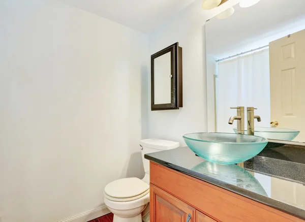 Interior blanco del cuarto de baño con tocador de madera y lavabo de vidrio . —  Fotos de Stock