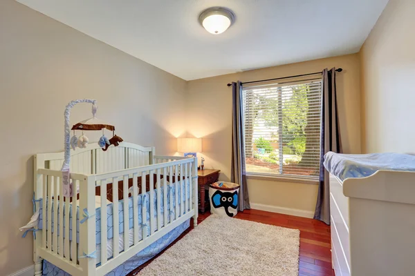 Acogedora habitación infantil con cuna de madera blanca . — Foto de Stock