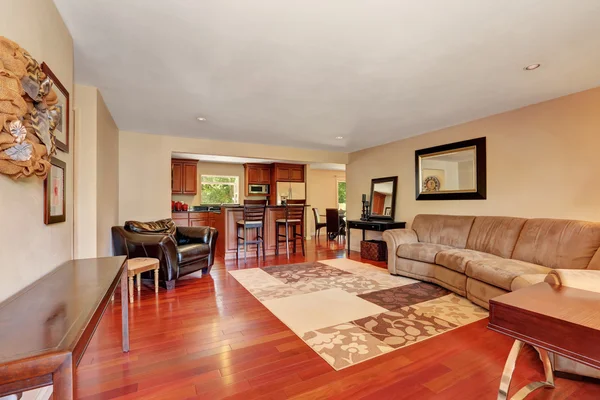 Accogliente ampio soggiorno con pavimento in legno di ciliegio . — Foto Stock