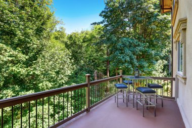 Dış masa ve sandalye seti ile ikinci kat balkon