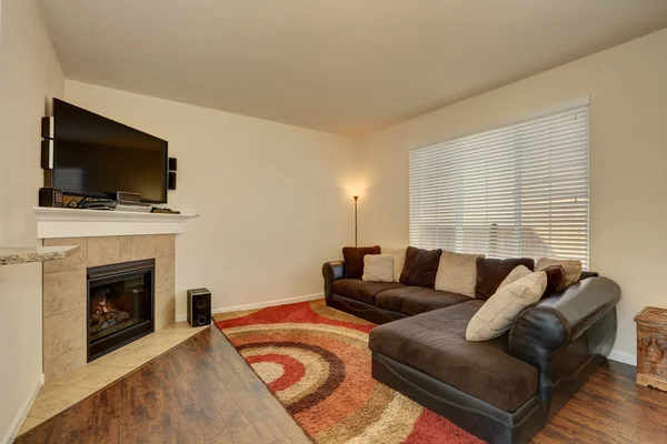 Habitación familiar interior. Chimenea de esquina con revestimiento de azulejos . — Foto de Stock