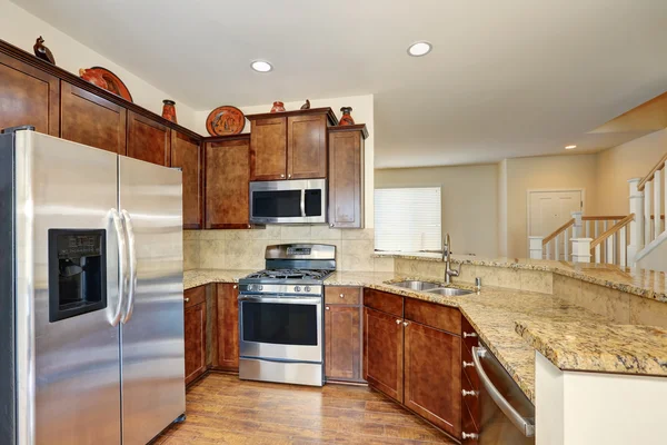 Кухонный интерьер со стальной техникой и гранитными столешницами — стоковое фото