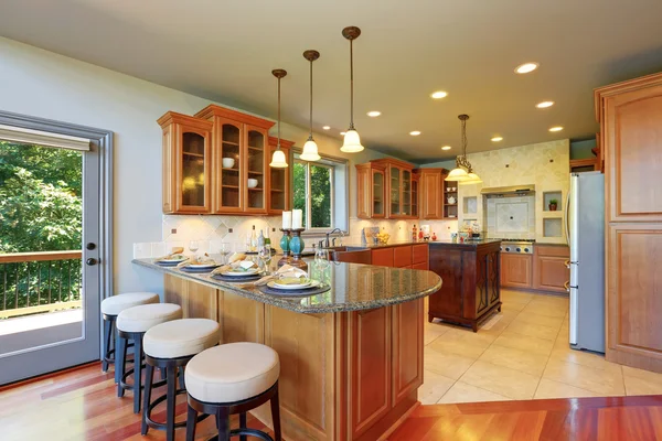 Habitación de cocina de lujo interior con armarios y encimeras de granito — Foto de Stock