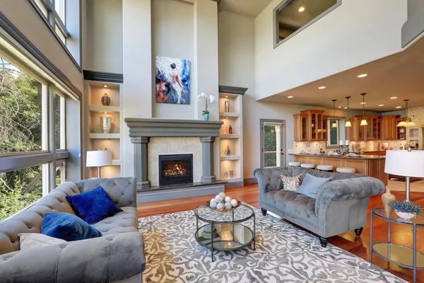 Grey interior of high vaulted ceiling family room. — Stock Photo, Image