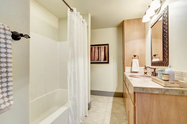 White clean bathroom interior with modern maple cabinets — 图库照片