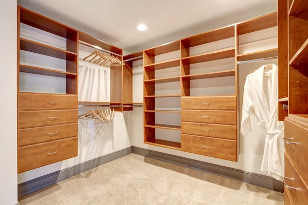 Large walk in closet with carpet floor. — Stock Photo, Image