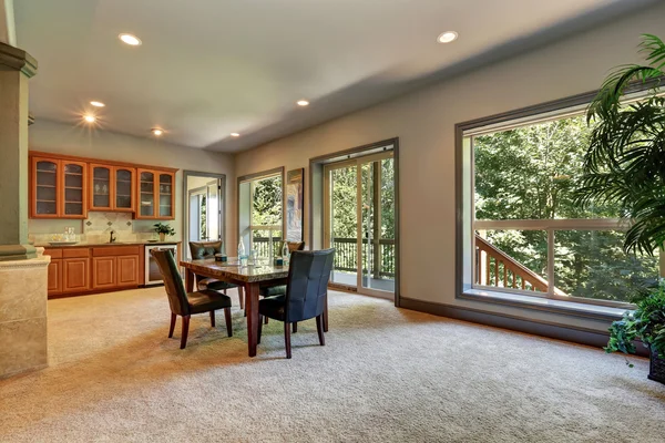 Open floor plan dining room with view of kitchen cabinetry — Stock Photo, Image