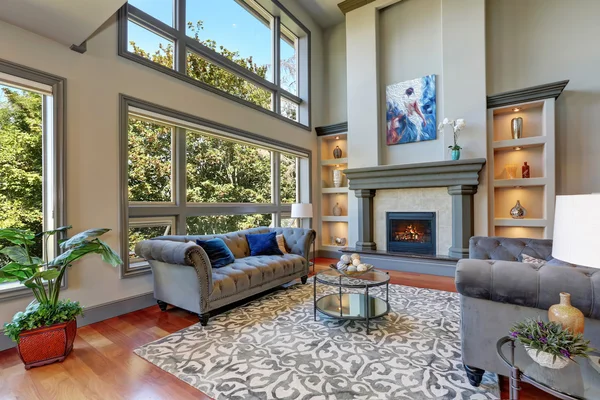 Grey interior of high vaulted ceiling family room. — Stock Photo, Image