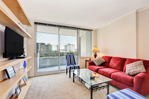 Lägenhet vardagsrum interiör med röd soffa och blå stolar — Stockfoto
