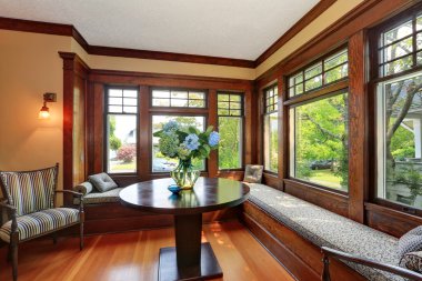 Rahat pencere koltukları ile rahat oturma alanı