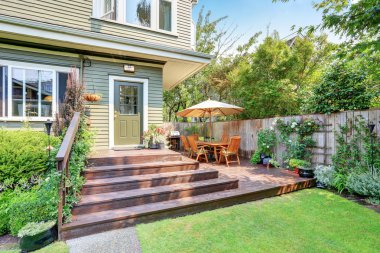 Yürüyüş güverteve iyi korunmuş çim ile Backyard alanı.