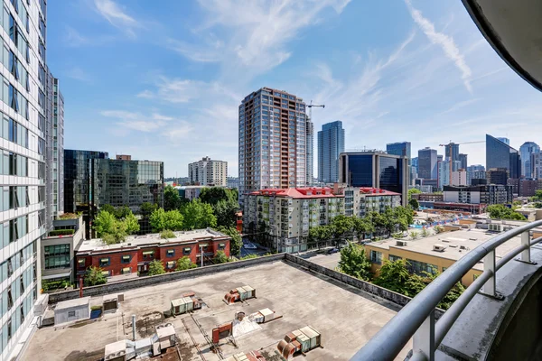 Vista desde el balcón. Edificio de apartamentos en Seattle . — Foto de Stock