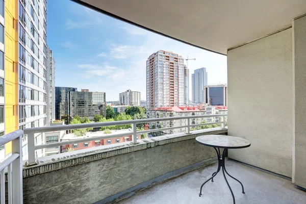 Uitzicht vanaf balkon. Flatgebouw in Seattle. — Stockfoto