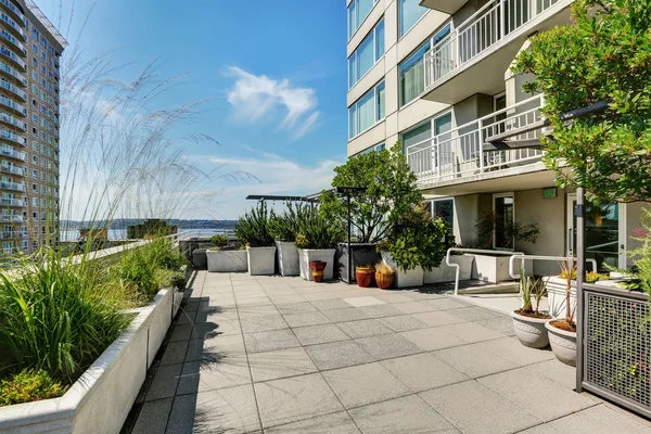 Terraço do apartamento da cidade no dia ensolarado de verão em Seattle — Fotografia de Stock