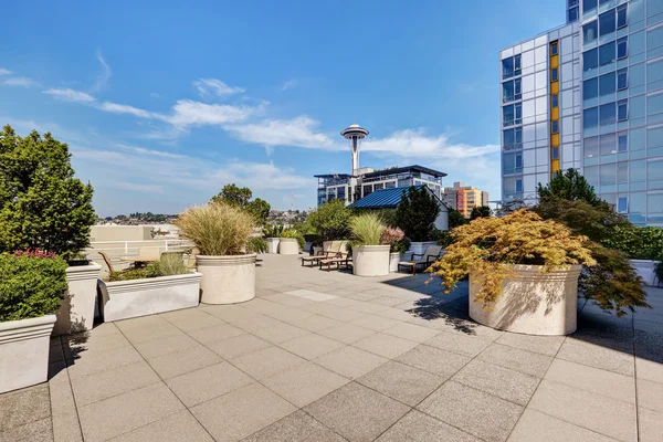 Apartment building roof top terrace exterior with lounge chairs — Stock Photo, Image