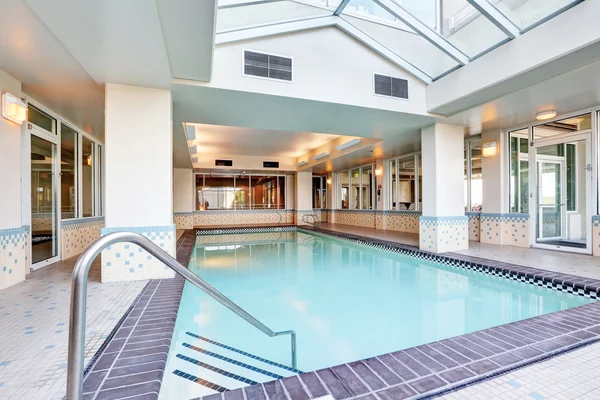 Interior de uma piscina com piso de azulejos — Fotografia de Stock