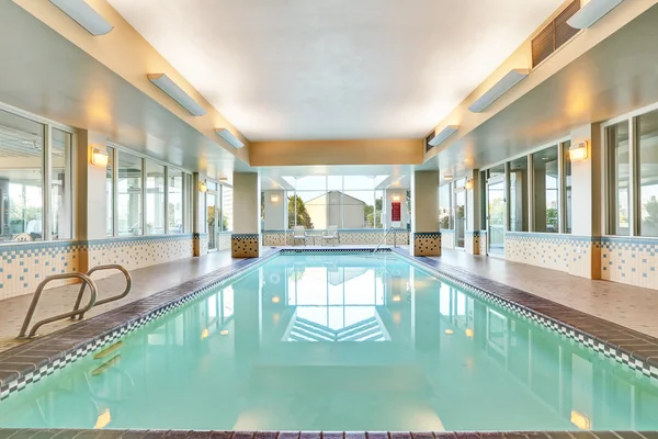 Interior de uma piscina com piso de azulejos — Fotografia de Stock