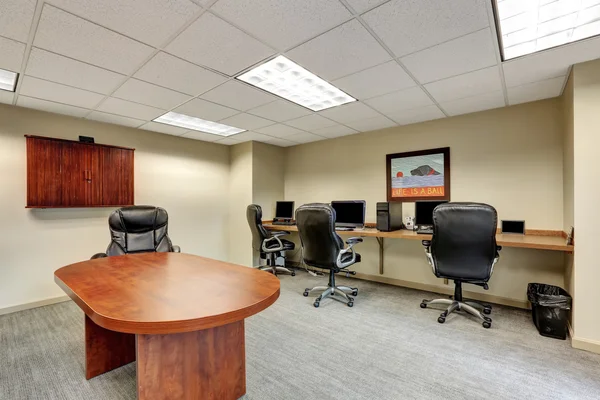 Pequena sala de reuniões moderna interior no escritório . — Fotografia de Stock