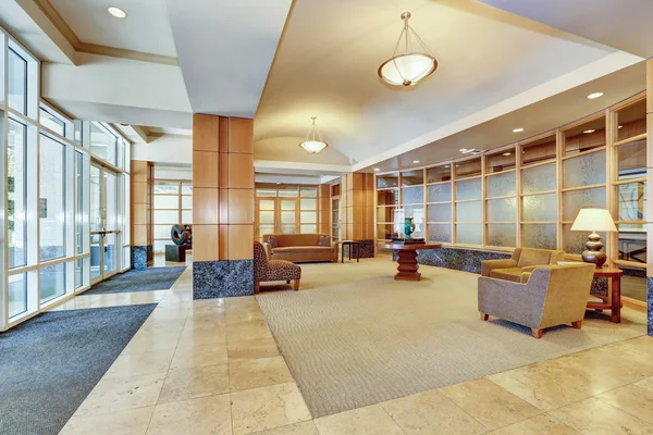 Gebouw lobby met marmeren vloer en meubels. — Stockfoto