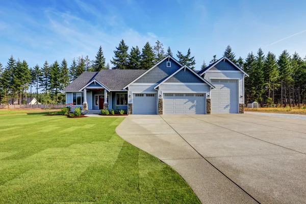 Luxury blue house with curb appeal. Three car garage. — Stock Photo, Image