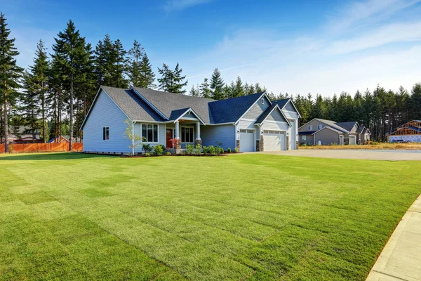 Luxury blue house with curb appeal. Three car garage. — Stock Photo, Image