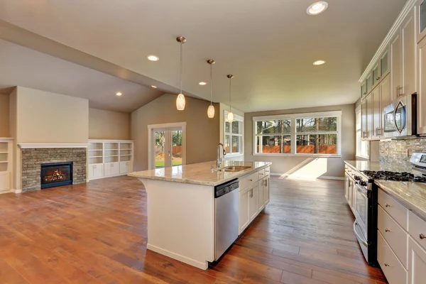 Outlook op de luxe moderne keuken in een gloednieuwe huis. — Stockfoto