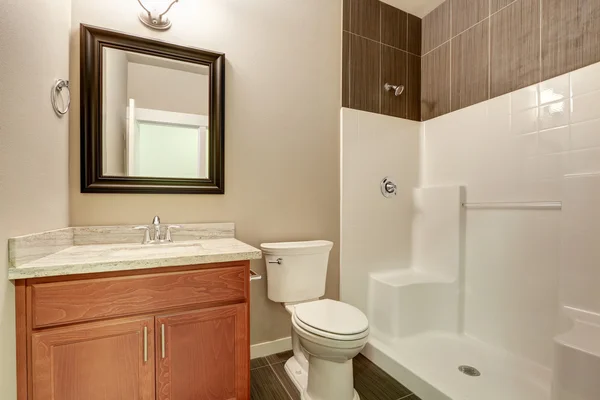 Wnętrze z nowoczesną łazienką. Toaletka z marmuru — Zdjęcie stockowe