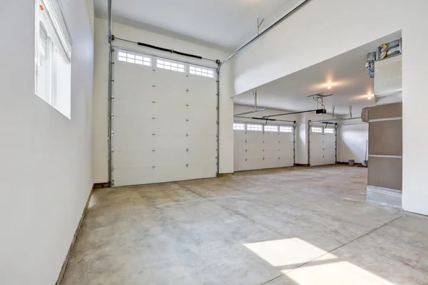 Interieur van de grote drie auto garage in een gloednieuwe huis — Stockfoto