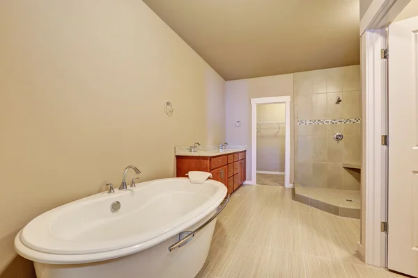 Gran cuarto de baño interior en casa nueva . — Foto de Stock