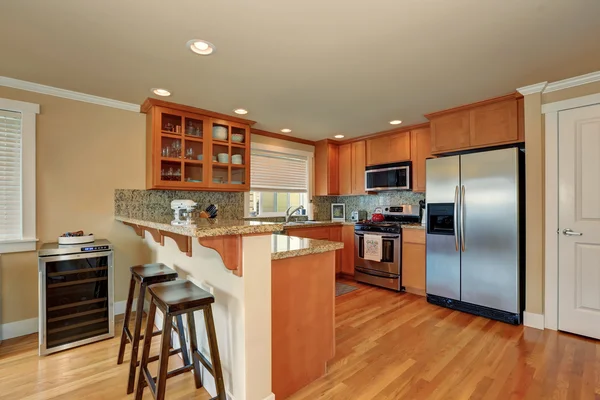 Interior dapur kayu yang terang dengan peralatan baja — Stok Foto