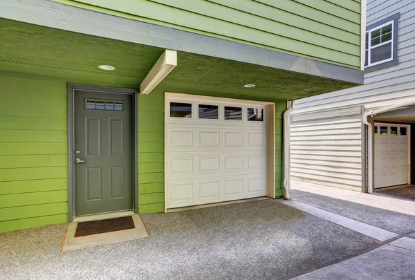 Pequeno alpendre de entrada e porta de garagem da casa duplex . — Fotografia de Stock