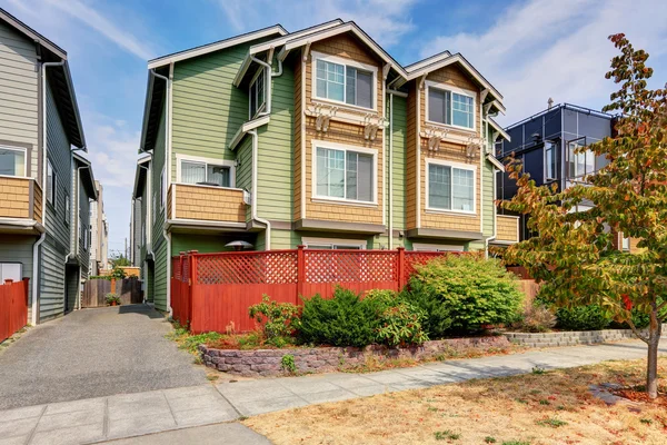 Amerikaanse duplex woning voor twee gezinnen. Groene exterieur verf — Stockfoto